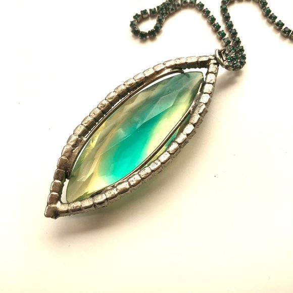 VINTAGE GREEN RHINESTONE PENDANT NECKLACE - Picture 5 of 5